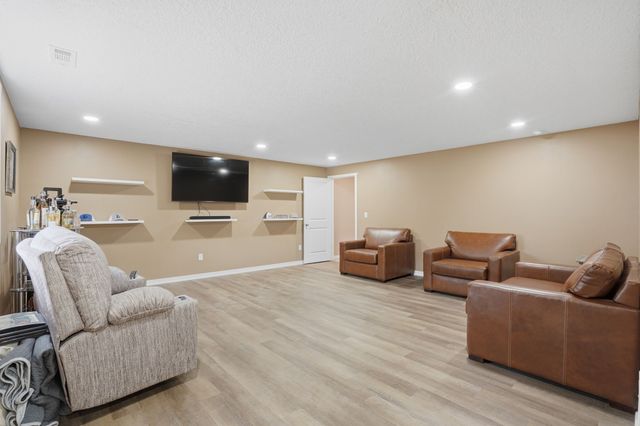 2567 SE Fox Valley Drive, West Des Moines, IA 50265