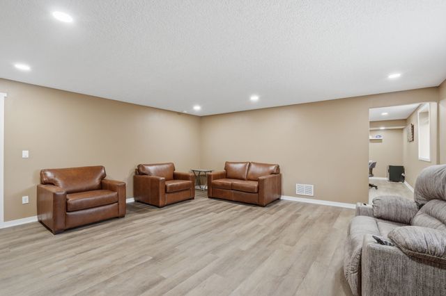 2567 SE Fox Valley Drive, West Des Moines, IA 50265