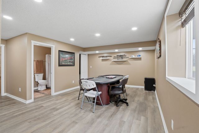 2567 SE Fox Valley Drive, West Des Moines, IA 50265