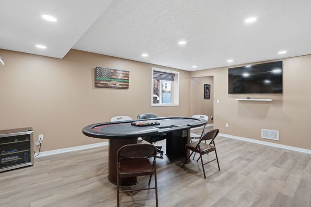 2567 SE Fox Valley Drive, West Des Moines, IA 50265