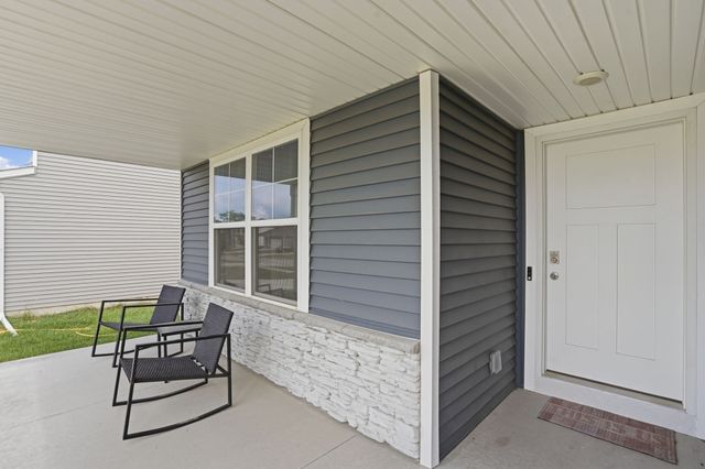 2567 SE Fox Valley Drive, West Des Moines, IA 50265
