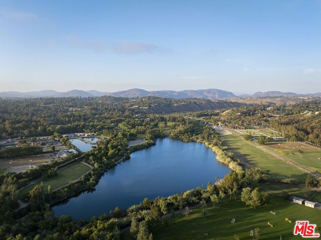 Image 20 of property listing at 16401 Calle Feliz, Rancho Santa Fe, CA 92067