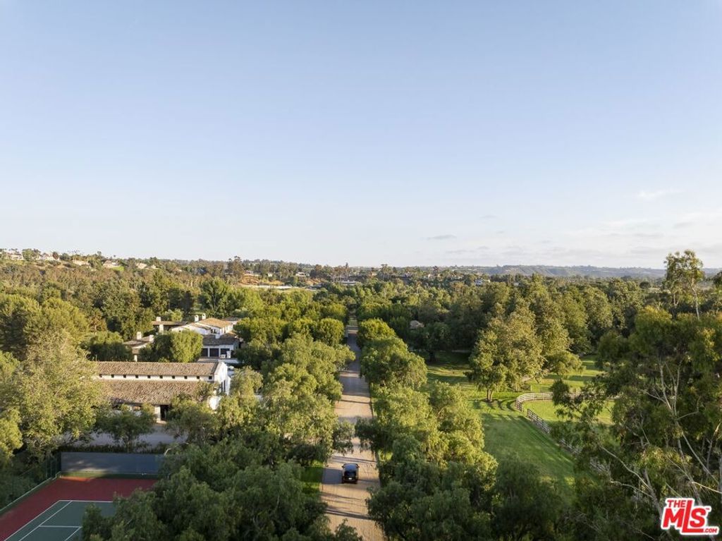 Image 7 of property listing at 16401 Calle Feliz, Rancho Santa Fe, CA 92067