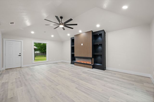 221 Lipscomb Street, Cleburne, TX 76031