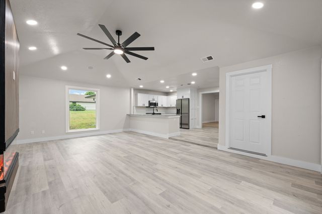 221 Lipscomb Street, Cleburne, TX 76031