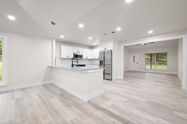 221 Lipscomb Street, Cleburne, TX 76031