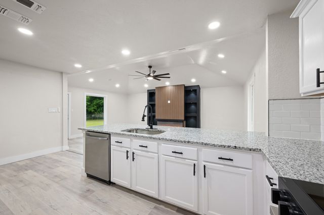 221 Lipscomb Street, Cleburne, TX 76031
