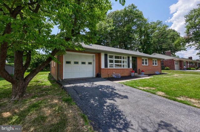 1602 VISTA RD, Lancaster, PA 17601