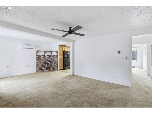 11833 Se ASH St, Portland, OR 97216