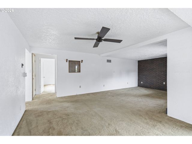 11833 Se ASH St, Portland, OR 97216