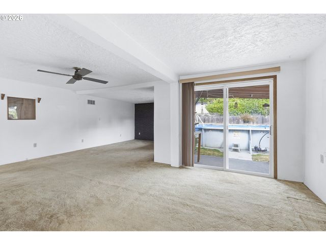 11833 Se ASH St, Portland, OR 97216