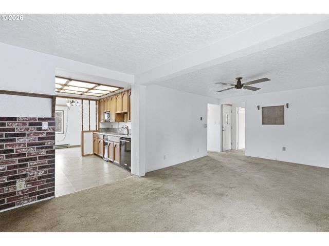 11833 Se ASH St, Portland, OR 97216