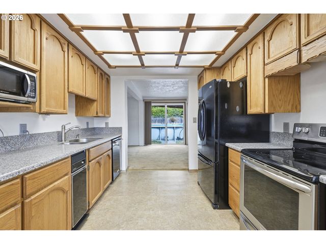 11833 Se ASH St, Portland, OR 97216