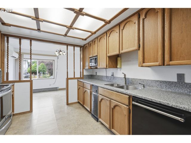 11833 Se ASH St, Portland, OR 97216