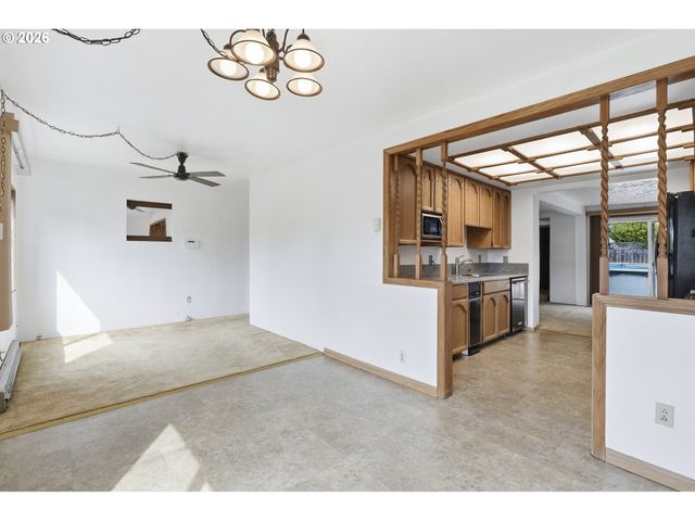 11833 Se ASH St, Portland, OR 97216