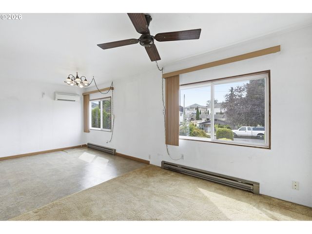 11833 Se ASH St, Portland, OR 97216