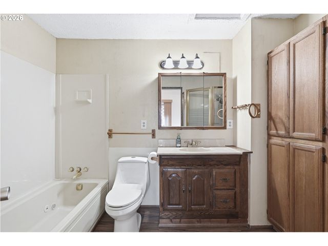 11833 Se ASH St, Portland, OR 97216