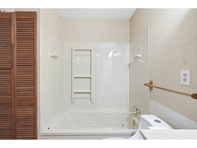 11833 Se ASH St, Portland, OR 97216