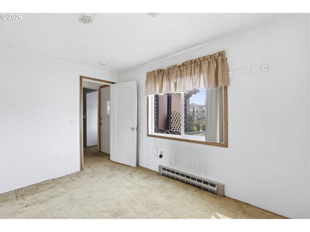 11833 Se ASH St, Portland, OR 97216