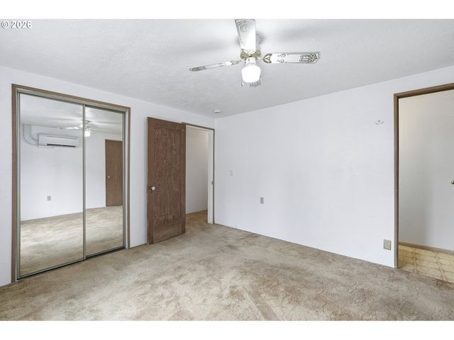 11833 Se ASH St, Portland, OR 97216