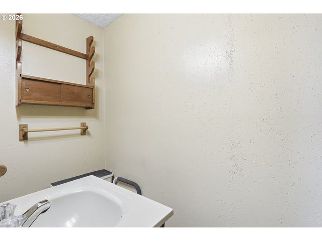 11833 Se ASH St, Portland, OR 97216
