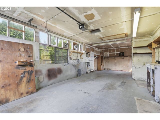 11833 Se ASH St, Portland, OR 97216