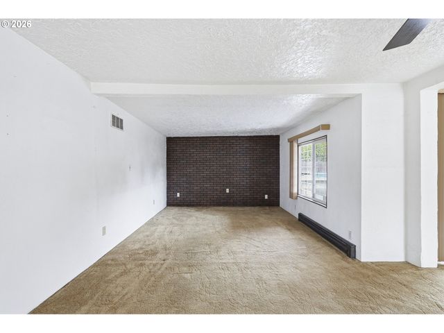 11833 Se ASH St, Portland, OR 97216