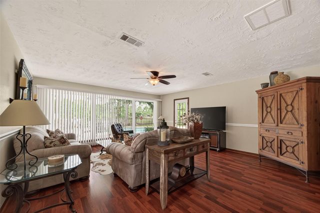 306 W Castle Harbour Drive, Friendswood, TX 77546