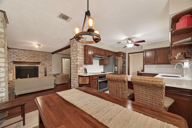 306 W Castle Harbour Drive, Friendswood, TX 77546