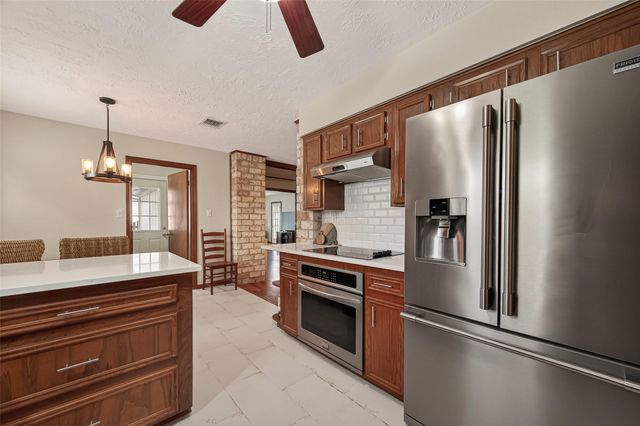 306 W Castle Harbour Drive, Friendswood, TX 77546