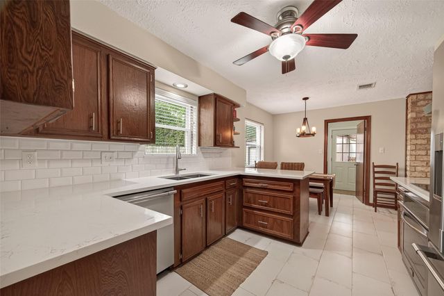 306 W Castle Harbour Drive, Friendswood, TX 77546