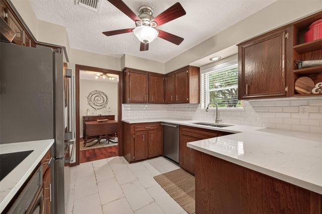 306 W Castle Harbour Drive, Friendswood, TX 77546