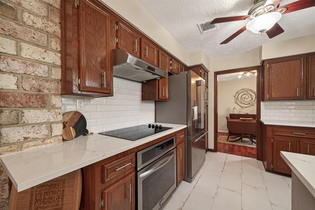 306 W Castle Harbour Drive, Friendswood, TX 77546
