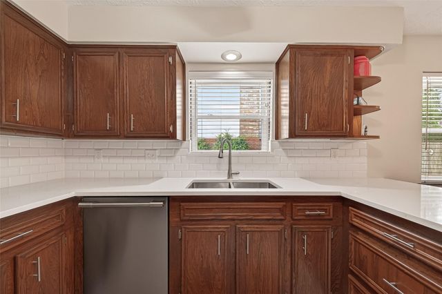 306 W Castle Harbour Drive, Friendswood, TX 77546