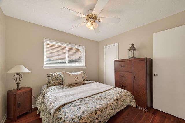 306 W Castle Harbour Drive, Friendswood, TX 77546
