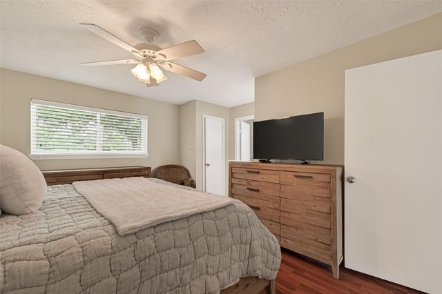 306 W Castle Harbour Drive, Friendswood, TX 77546
