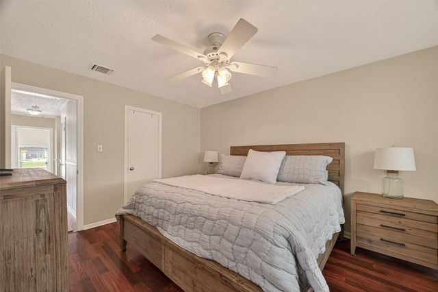 306 W Castle Harbour Drive, Friendswood, TX 77546