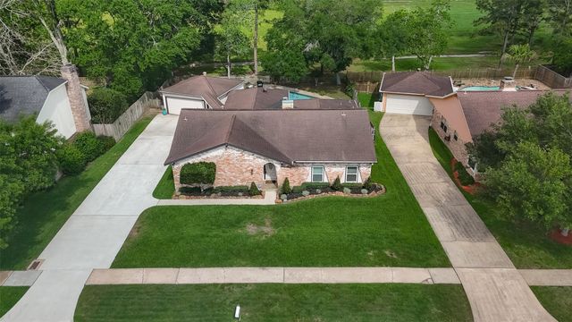 306 W Castle Harbour Drive, Friendswood, TX 77546