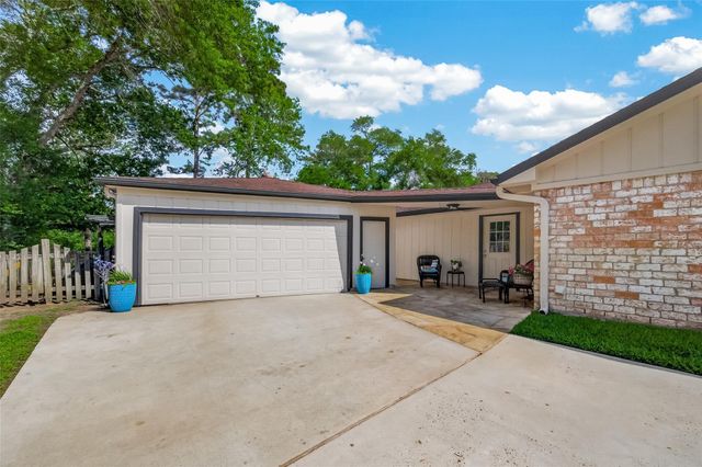 306 W Castle Harbour Drive, Friendswood, TX 77546