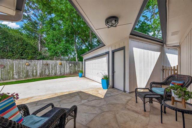 306 W Castle Harbour Drive, Friendswood, TX 77546