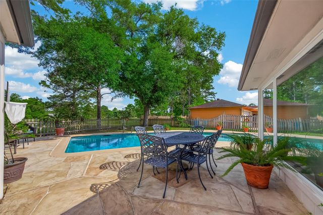 306 W Castle Harbour Drive, Friendswood, TX 77546