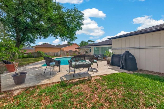 306 W Castle Harbour Drive, Friendswood, TX 77546