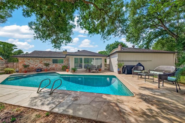 306 W Castle Harbour Drive, Friendswood, TX 77546