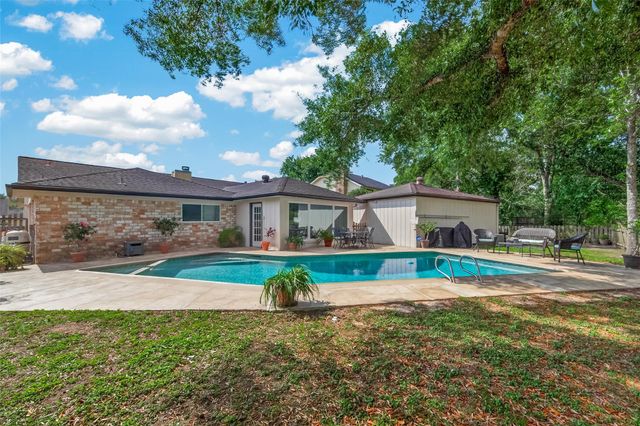 306 W Castle Harbour Drive, Friendswood, TX 77546