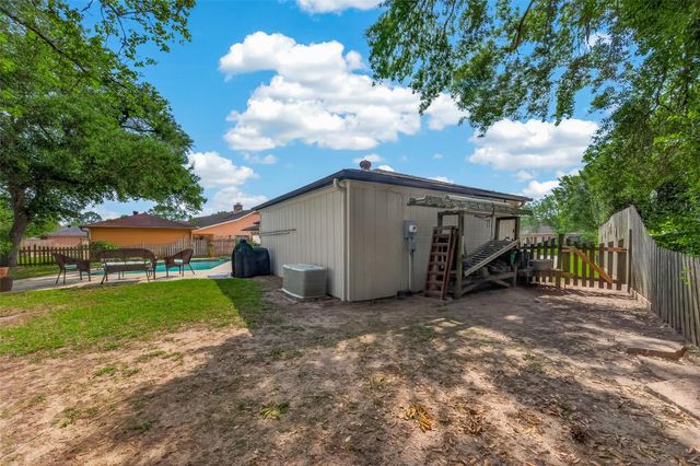 306 W Castle Harbour Drive, Friendswood, TX 77546