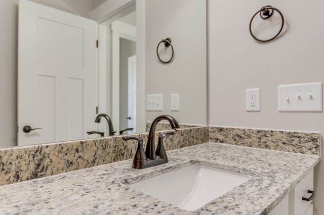 211 Lagoon Dr, Mcminnville, TN 37110