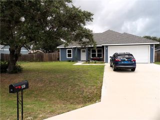 930 Redwood Ave, Rockport, TX 78382