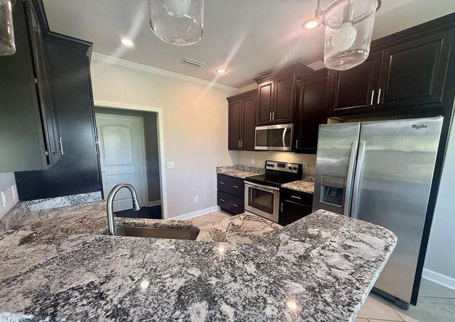 1798 National Rd, Dothan, AL 36301