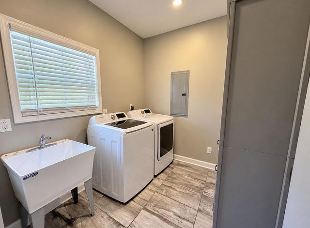 1798 National Rd, Dothan, AL 36301