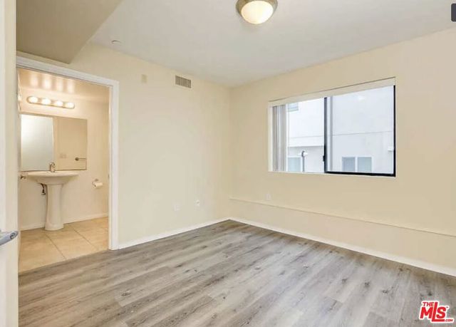 6815 Baird Avenue 2, Reseda, CA 91335
